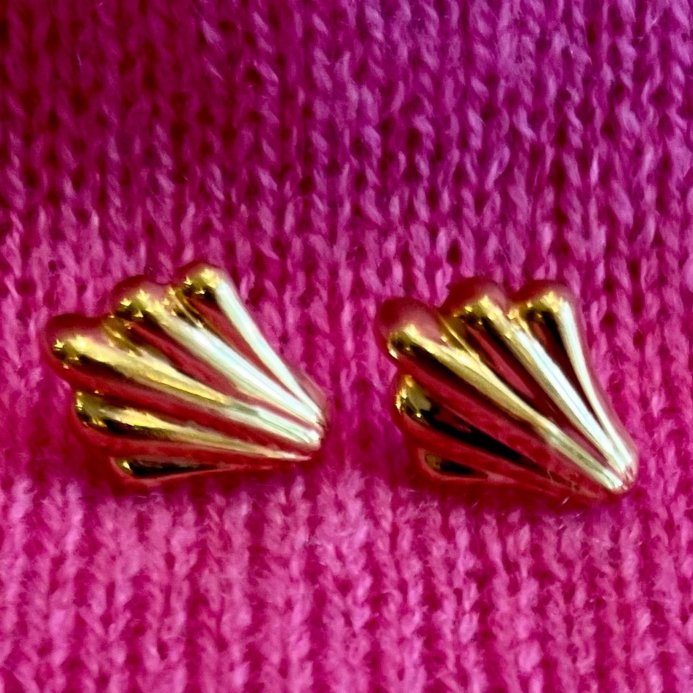 14k Gold Scallop Seashell Earrings - Picture 8 of 16